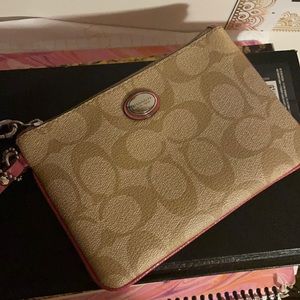 Coach wristlet great condition...